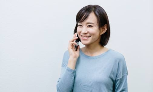 電話をしている女性の写真