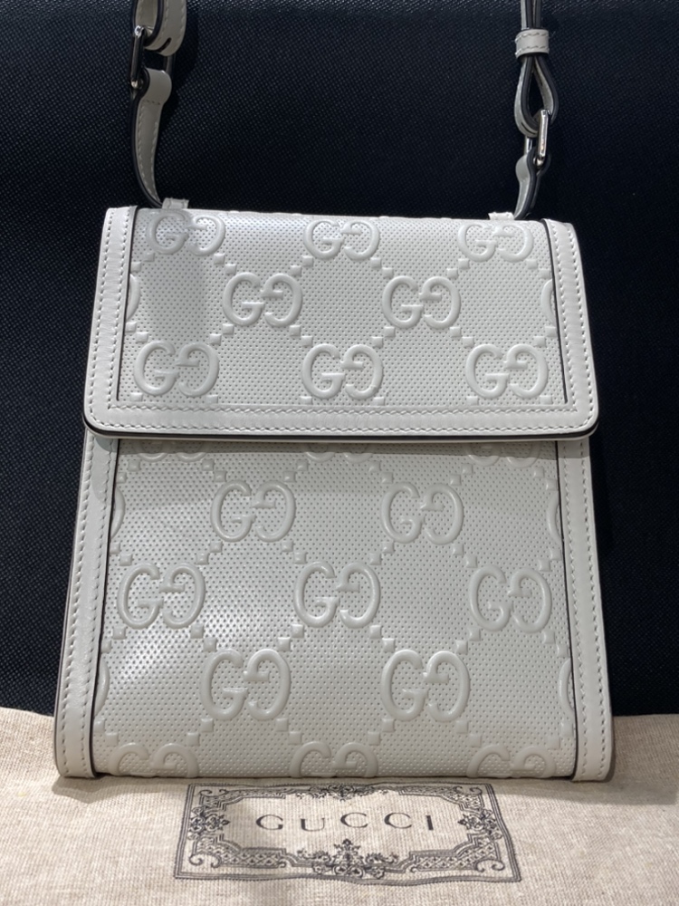 GUCCI】グッチ『GGエンボス メッセンジャーバッグ』625782
