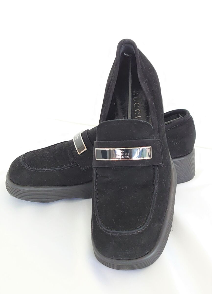 GUCCI グッチ ロゴプレート ローファー – キングラム