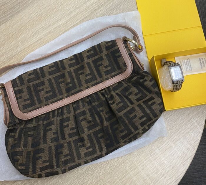 FENDI フェンディ ズッカ柄 ワンショルダーバッグ 時計 クォーツ