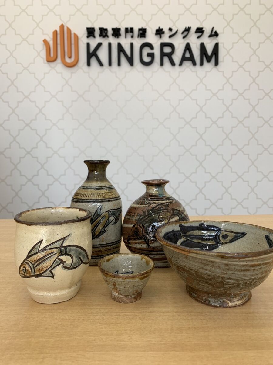 人間国宝　金城次郎　壷屋焼　ぐい呑 壺屋焼 人間国宝 金城次郎作 魚文湯呑 （壺屋時代） – 生活民芸 なかむた