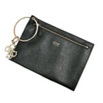 ゲス チャーム付き クラッチバッグ ブラック系 レザー セカンドバッグ GUESS 買1000