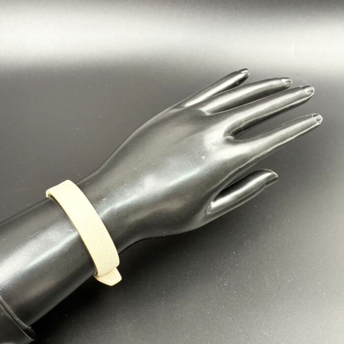 ヴァレクストラ レザーブレスレット ホワイト系 レディース アクセサリー 皮革製 腕飾り 装飾品 イタリア製 Valextra 買500