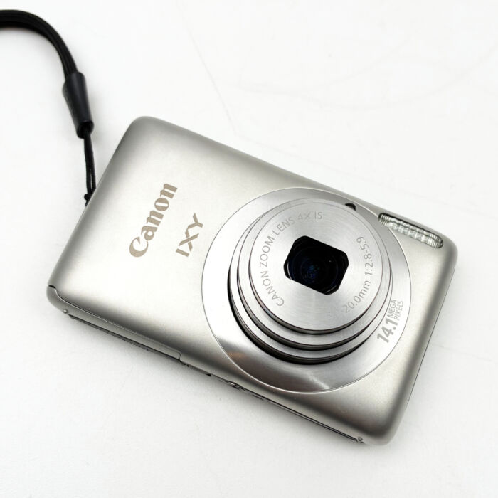 キャノン IXY イクシー 400F コンパクトデジタルカメラ シルバー系 通電確認済み ジャンク扱い コンデジ デジカメ Canon